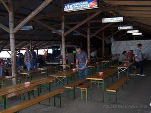 Der flohmarkt im aufbau